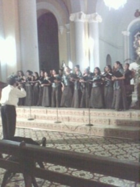 Francico Joaquin Vega dirigiendo el Coro